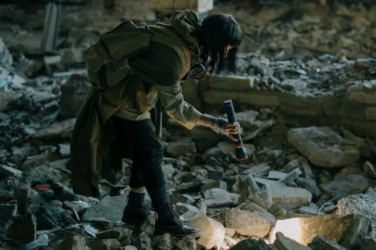 post-apocalyptic man and dog wasteland city ruins - 終末世界に魅せられて：ゲーム＆映画が描くポストアポカリプスのロマンと「一人と一匹の犬」