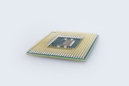 Intel processor Semiconductor chip - Intel「Core 7 350」性能判明！Apple A19 Pro超えと課題