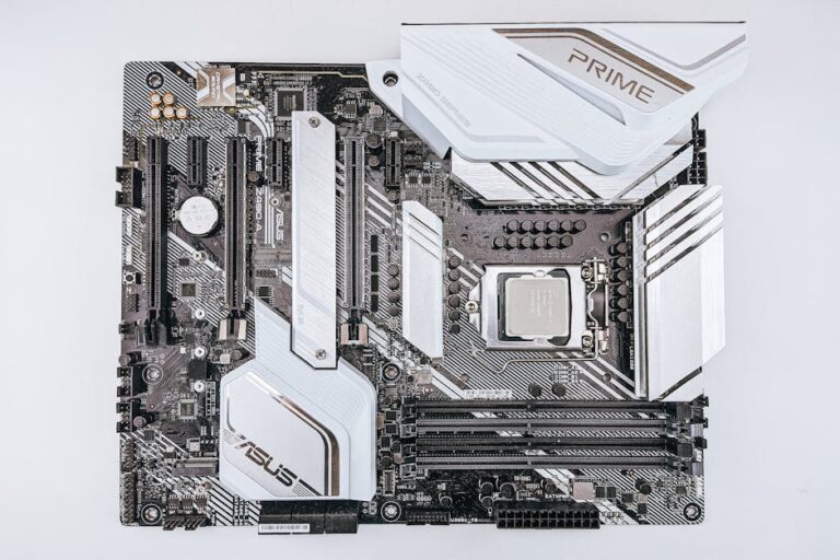 ROG motherboard, Retro PC design - ASUS ROG CROSSHAIR 2026リメイク版がリーク！レトロデザインとX870Eで蘇る伝説