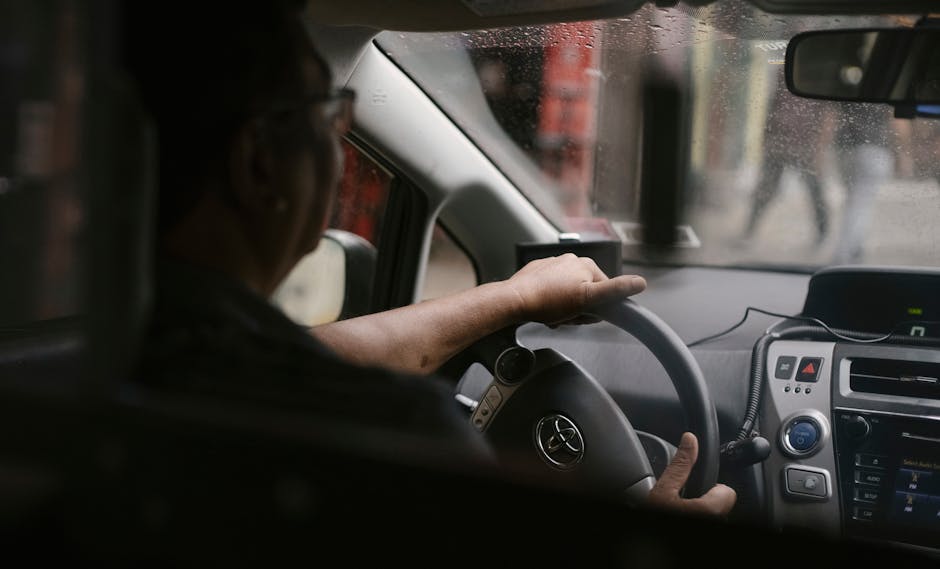 Drowsy driving Driver falling asleep at wheel - 時速110kmで居眠り運転!中国高速道路、料金所を突破