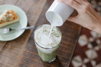 Milk tea pouring Water pollution - 中国で「ミルクティー放生」騒動、環境汚染と奇行に批判殺到