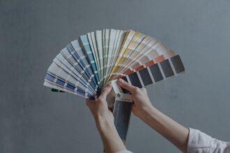 hand choosing options balancing scale decision - 浩浩妈出演作!選択が運命を分ける実写ゲーム『天秤ゲーム1:選択』Steam配信開始