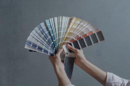 hand choosing options balancing scale decision - 浩浩妈出演作！選択が運命を分ける実写ゲーム『天秤ゲーム1：選択』Steam配信開始