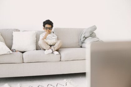 3D home theater Family watching 3D TV - ファーウェイと中国移動、家庭向け3D観戦ソリューション発表