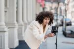 Vlogger using smartphone Smartphone camera setup - 2026年Vlog最前線：スマホがプロ機材に進化！最新フラッグシップ4選を徹底比較