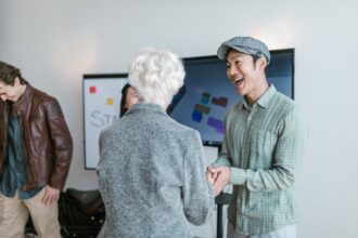 investor handshake startup funding deal - Dreame Technology、初期融資の噂に公式回答！XiaomiとShunwei Capitalが1400万元を支援