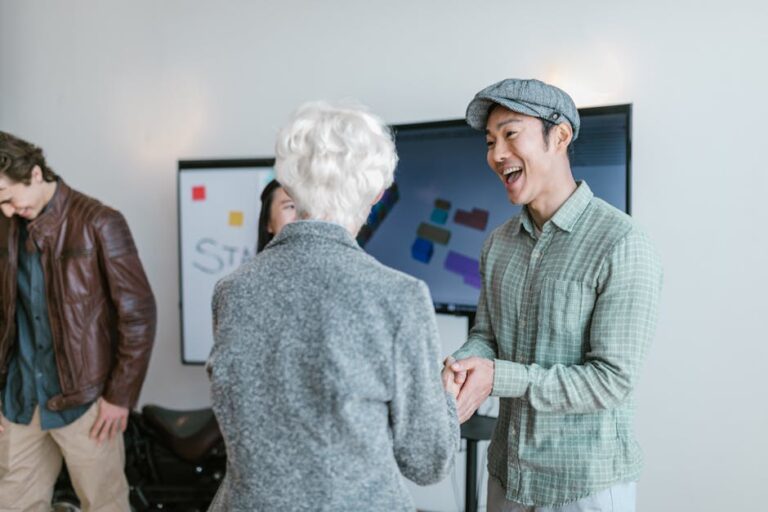 investor handshake startup funding deal - Dreame Technology、初期融資の噂に公式回答！XiaomiとShunwei Capitalが1400万元を支援