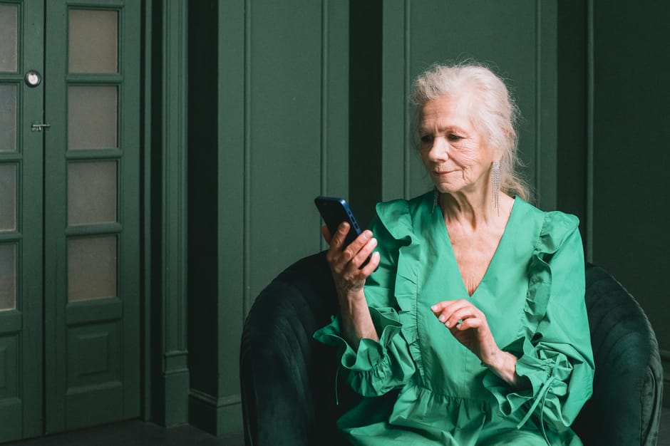 senior using map app digital elderly care - 北京が高齢者ケアにDX！高徳地図で1500超の介護施設を検索