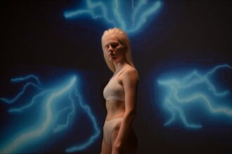 Hunter Schafer Mugler fashion - ハンター・シェーファーが魅せるMugler新境地！ファッションとアートの境界を揺るがす刺激的なビジュアル