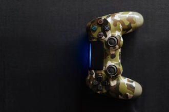 gaming controller frustrated gamer - PvPゲームの勝率50%問題？「見えざる手」によるバランス調整がもたらす不満