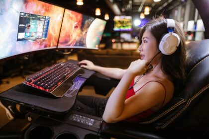 Chinese game streamer Student gaming setup - 月収20万円超え！大学院生が語る中国ゲーム攻略界の新たな働き方