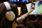 Chinese woman playing mobile game Female mobile game interface - 女性向けミニゲーム、中国市場の新成長点に？