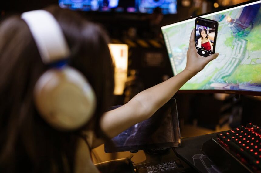 Chinese woman playing mobile game Female mobile game interface - 女性向けミニゲーム、中国市場の新成長点に？