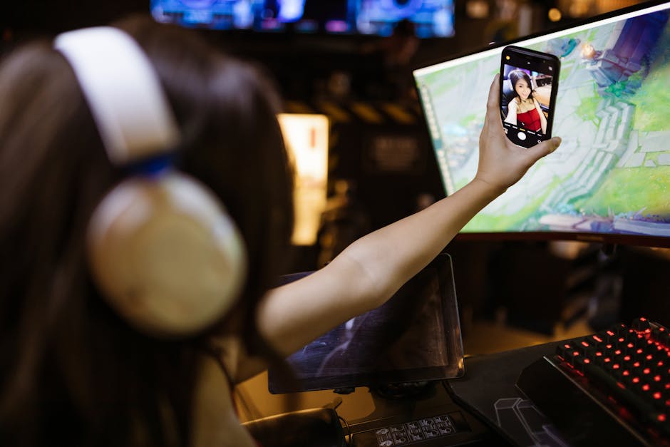 Chinese woman playing mobile game Female mobile game interface - 女性向けミニゲーム、中国市場の新成長点に？