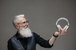 elderly patient headphones AI audio support - 病床で「ゲームを聴く」体験が示す、感覚とAIの未来