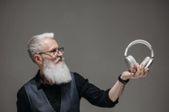 elderly patient headphones AI audio support - 病床で「ゲームを聴く」体験が示す、感覚とAIの未来