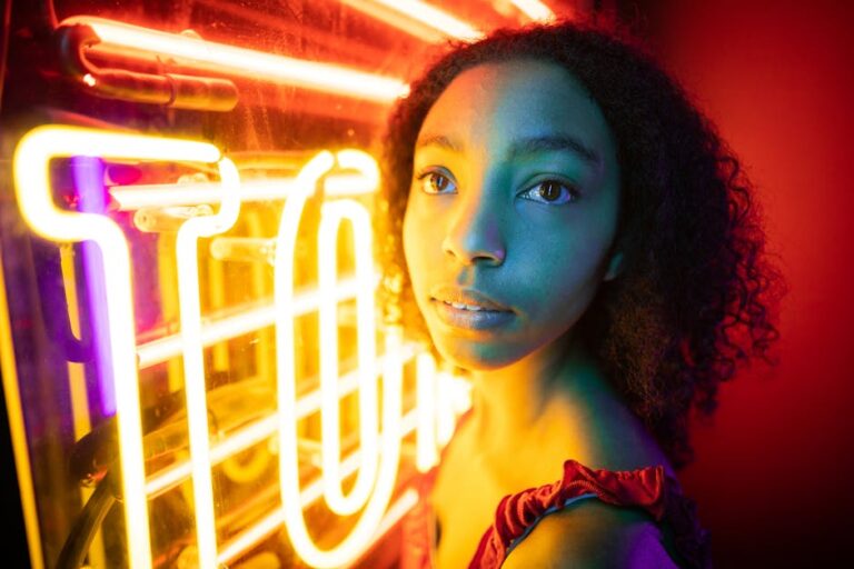 Neon emotional portrait Intense young woman - ドラマ「ユーフォリア」衝撃描写で論争！シドニー・スウィーニーの大胆演技は「自己否定」か？