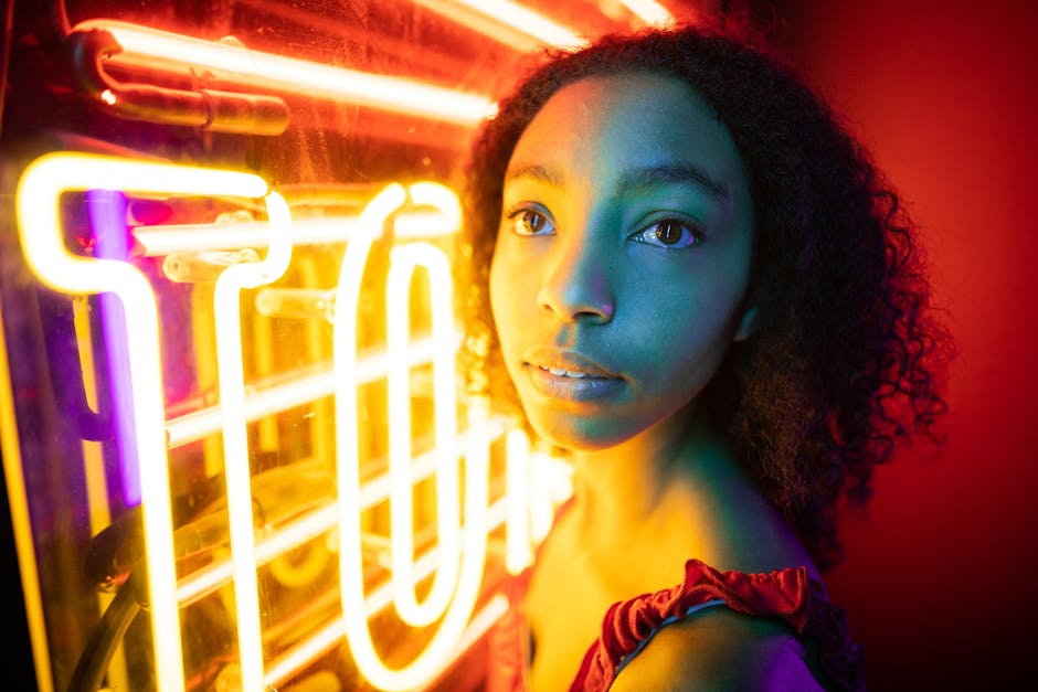 Neon emotional portrait Intense young woman - ドラマ「ユーフォリア」衝撃描写で論争！シドニー・スウィーニーの大胆演技は「自己否定」か？