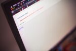Frustrated user, AI error screen - AIデジタルワーカー「OpenClaw」はなぜ期待外れに？ユーザーが語る挫折と課題