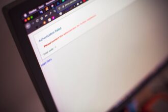 Frustrated user, AI error screen - AIデジタルワーカー「OpenClaw」はなぜ期待外れに？ユーザーが語る挫折と課題