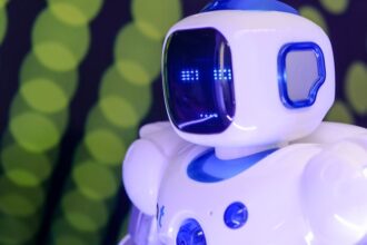 Humanoid robot Futuristic data center - 中国テックの未来予測：人型ロボット、宇宙、データセンター