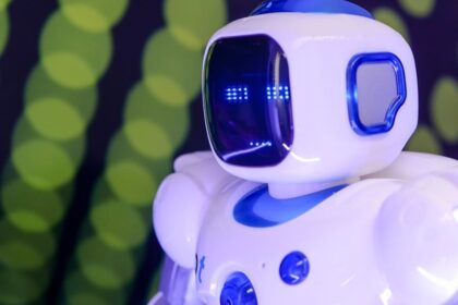Humanoid robot Futuristic data center - 中国テックの未来予測：人型ロボット、宇宙、データセンター