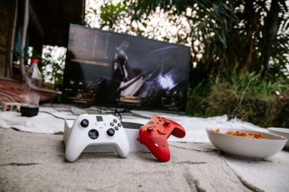 PlayStation and Xbox, Gaming subscription screen - ソニーとマイクロソフト、ゲームサブスク戦略に「優しい手腕」：真逆の価格調整の裏側