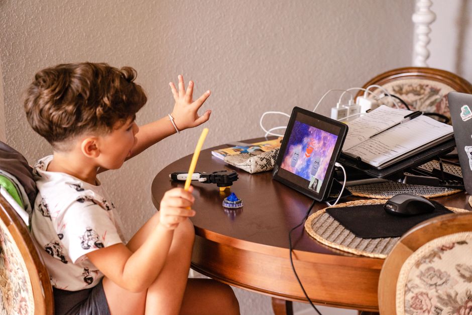 Gaming Tablet, Gamer playing tablet - 紅魔が放つ究極のゲーミングタブレット！『RedMagic Gaming Tablet 5 Pro』で3A大作を極めろ