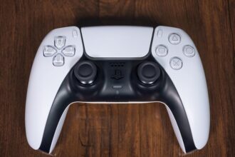 PS5 controller game sales chart - 『007 First Light』PS5版が爆売れ！Steamを圧倒した「残酷」な販売データ