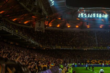 Chinese gamer watching football Chinese soccer fans at night - 中国ゲームメディアが見た2026W杯：深夜開催でも熱狂のワケとゲームの力