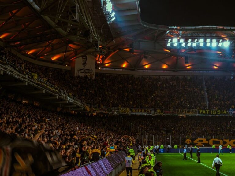 Chinese gamer watching football Chinese soccer fans at night - 中国ゲームメディアが見た2026W杯：深夜開催でも熱狂のワケとゲームの力