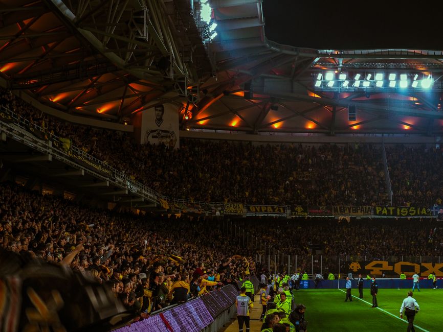 Chinese gamer watching football Chinese soccer fans at night - 中国ゲームメディアが見た2026W杯:深夜開催でも熱狂のワケとゲームの力