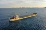 seafarer playing mobile game cargo ship at sea - 戦火のホルムズ海峡で「王者荣耀」81星達成！中国船員たちのリアル