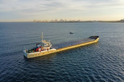 seafarer playing mobile game cargo ship at sea - 戦火のホルムズ海峡で「王者荣耀」81星達成！中国船員たちのリアル