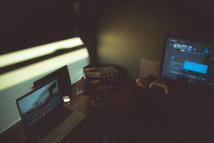 stressed game developer empty game studio desk - Ubisoft、『黒旗』予告公開直後に380人リストラか？ゲーム業界に激震