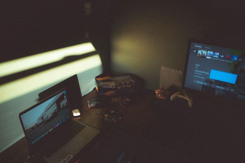 stressed game developer empty game studio desk - Ubisoft、『黒旗』予告公開直後に380人リストラか？ゲーム業界に激震