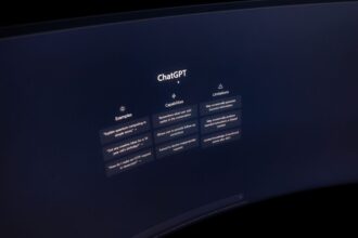 AI programming, futuristic AI interface - ファーウェイ、HarmonyOSとXiaoyiでAI駆動型開発を革新！