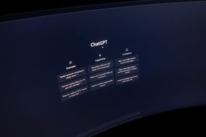 AI programming, futuristic AI interface - ファーウェイ、HarmonyOSとXiaoyiでAI駆動型開発を革新!