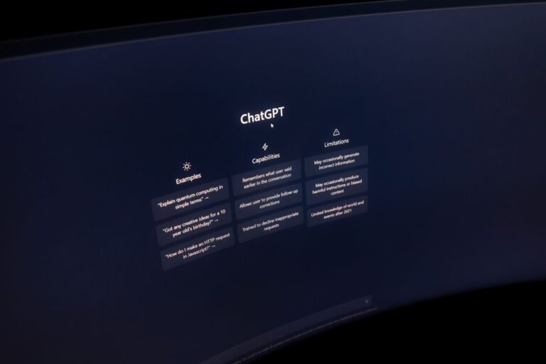 AI programming, futuristic AI interface - ファーウェイ、HarmonyOSとXiaoyiでAI駆動型開発を革新!