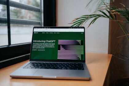 Windows 11 desktop Windows 11 update screen - Windows 11 26H2正式発表！2分更新＆要求スペック据え置きの神アプデか？