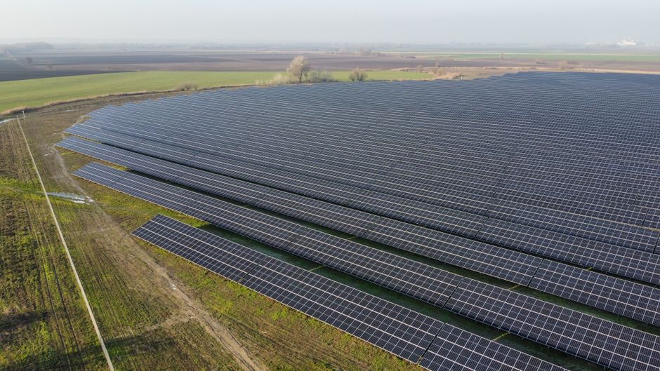 AI power grid Smart solar farm - ファーウェイが描く新世代電力システム：AIとスマートPVで実現する未来