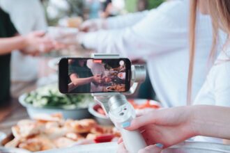 gimbal camera person vlogging - Insta360「Luna Ultra」登場！8Kライカデュアルカメラが手持ち撮影を変える