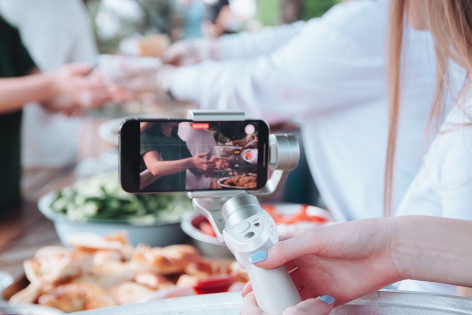 gimbal camera person vlogging - Insta360「Luna Ultra」登場!8Kライカデュアルカメラが手持ち撮影を変える