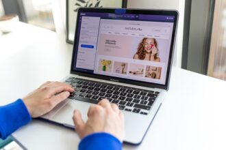 AI product authentication, AI e-commerce interface - 中国EC『Poizon』がWeChat AIと連携!鑑定付き新体験