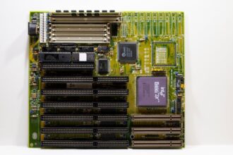 Intel CPU Semiconductor chip - Intel 13世代Coreに異変！内蔵GPU非搭載の特殊モデルが突如登場