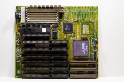 Intel CPU Semiconductor chip - Intel 13世代Coreに異変！内蔵GPU非搭載の特殊モデルが突如登場