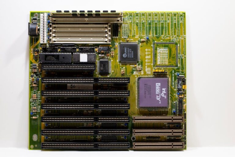 Intel CPU Semiconductor chip - Intel 13世代Coreに異変!内蔵GPU非搭載の特殊モデルが突如登場