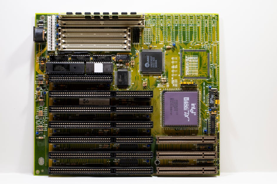 Intel CPU Semiconductor chip - Intel 13世代Coreに異変!内蔵GPU非搭載の特殊モデルが突如登場