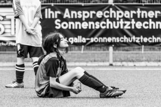 disappointed Japanese football player - 日本、ブラジルに惜敗！W杯ベスト16進出ならず――中国ゲームメディアも注目