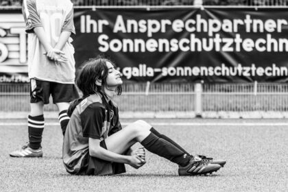 disappointed Japanese football player - 日本、ブラジルに惜敗！W杯ベスト16進出ならず――中国ゲームメディアも注目